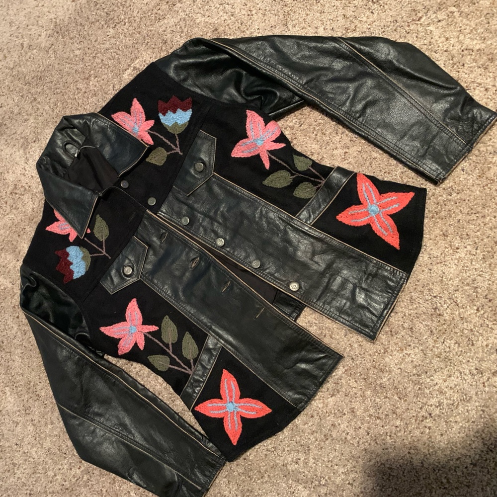 Gorgeous Boutique Italian leather embroidered jacket ❤️